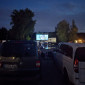 Bild von Autos beim Autokino mit Leinwand im Hintergrund