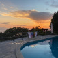 Pool beim Haus am Abend