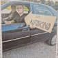 Bild eines Zeitungsberichts zum Autokino mit Bild eines Autos und Schild für das Autokino