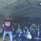 Band auf der Bühne in einem Zelt mit Publikum